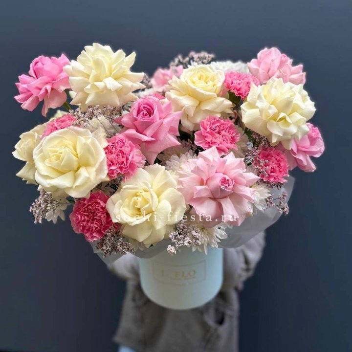 Коробка французских роз и диантусов "Бони" в Орле