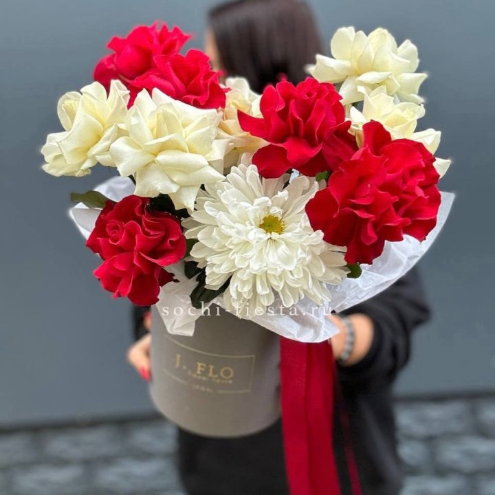 Французские розы с хризантемой в боксе в Орле