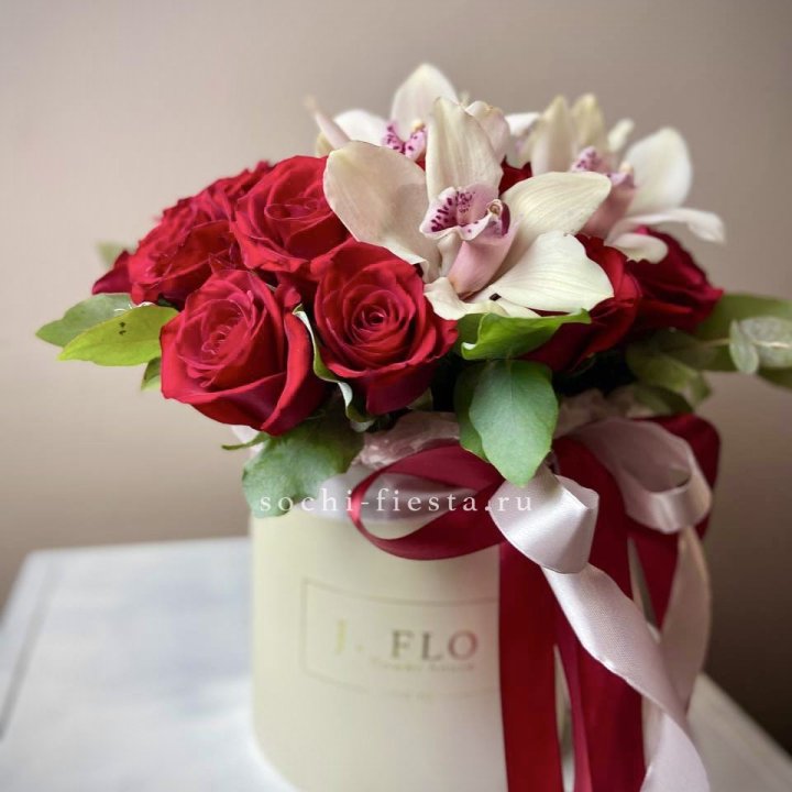 Розы и орхидеи в боксе в Орле