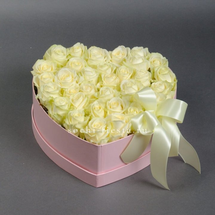 35 белых роз в коробке "Сердце" в Орле