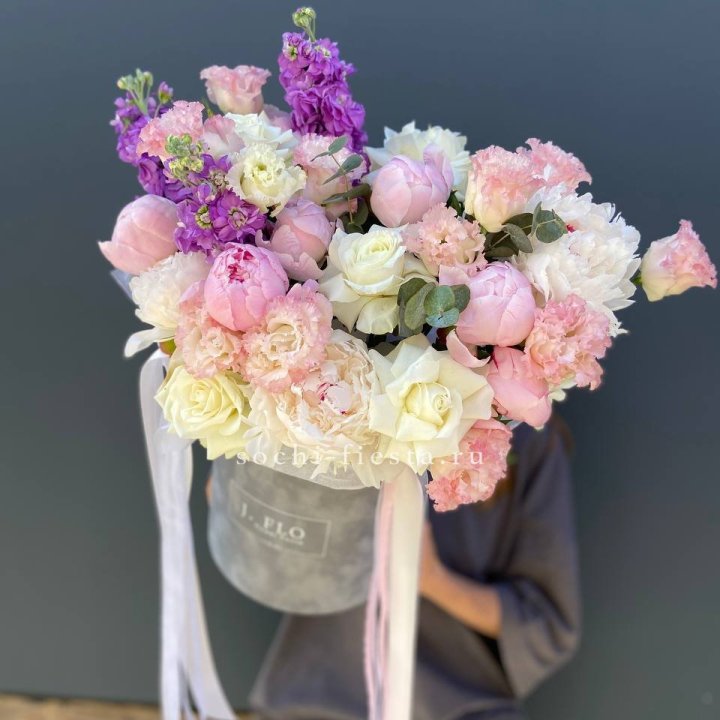 Дизайнерский цилиндр с пионами "Ривьера" в Орле