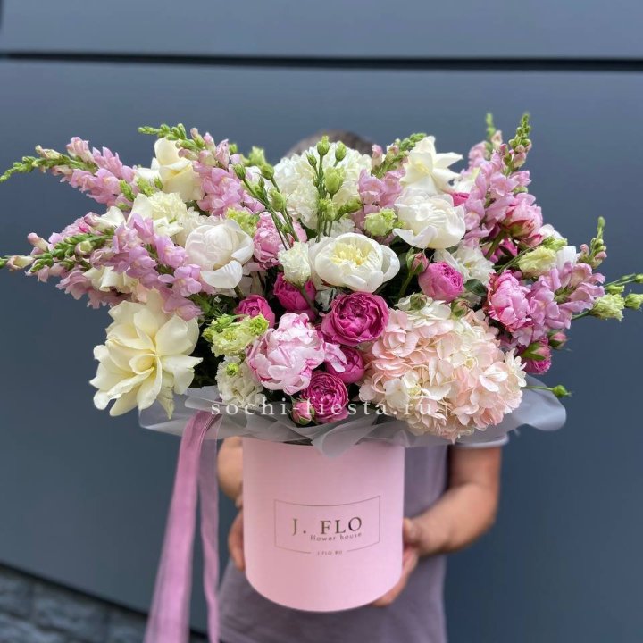 Дизайнерский цилиндр с пионами "Саманта" в Орле