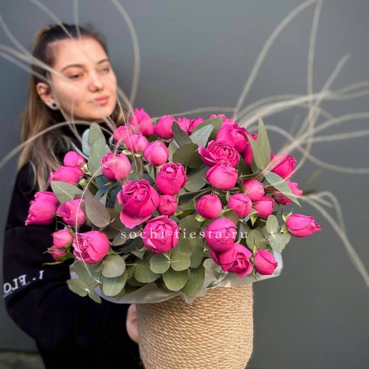 Пионовидные розы Мисти Бабблс в джутовом кашпо в Орле