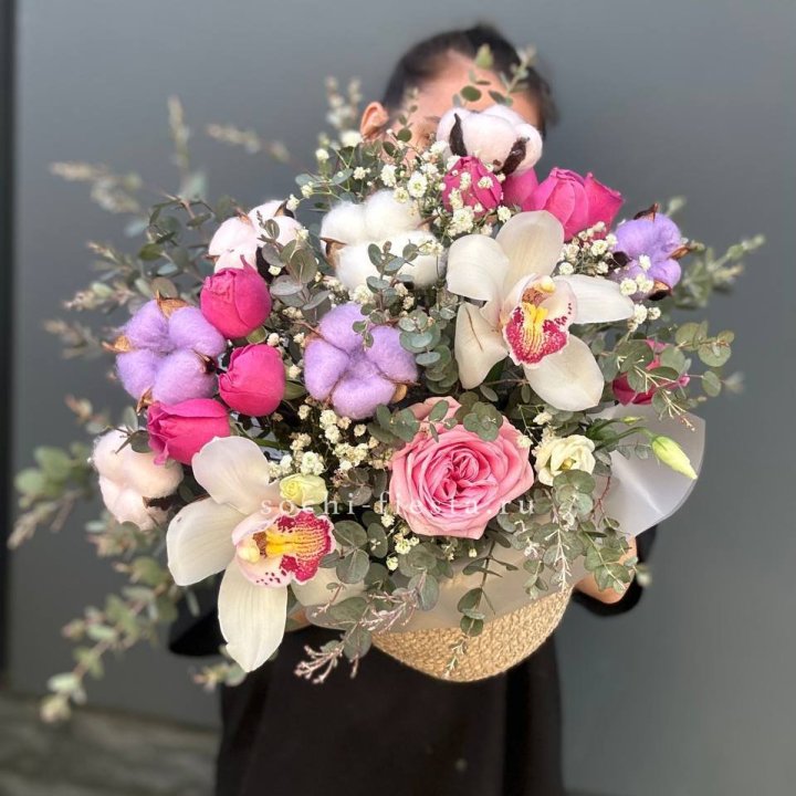 Орхидея и розы в джутовом кашпо в Орле