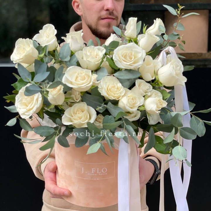 41 белая роз в бархатном боксе в Орле