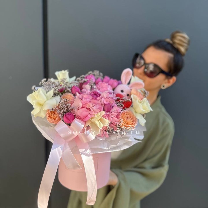 Дизайнерский цилиндр с игрушкой "Лола" в Орле