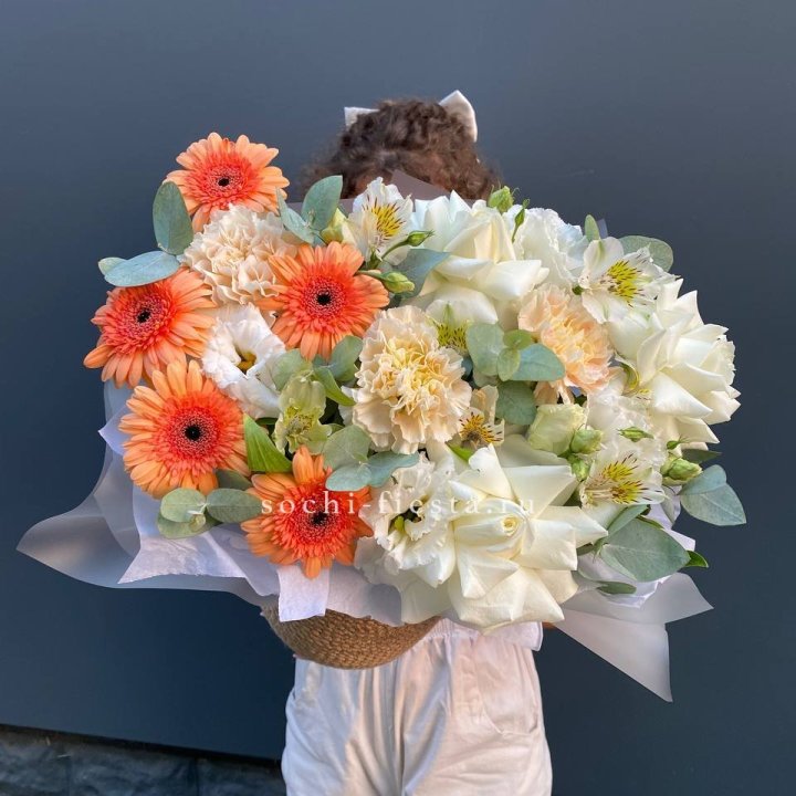 Розы и герберы в джутовом кашпо "Георгино" в Орле