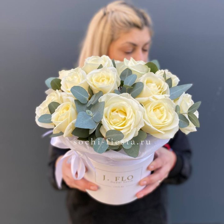 15 белых роз в боксе в Орле