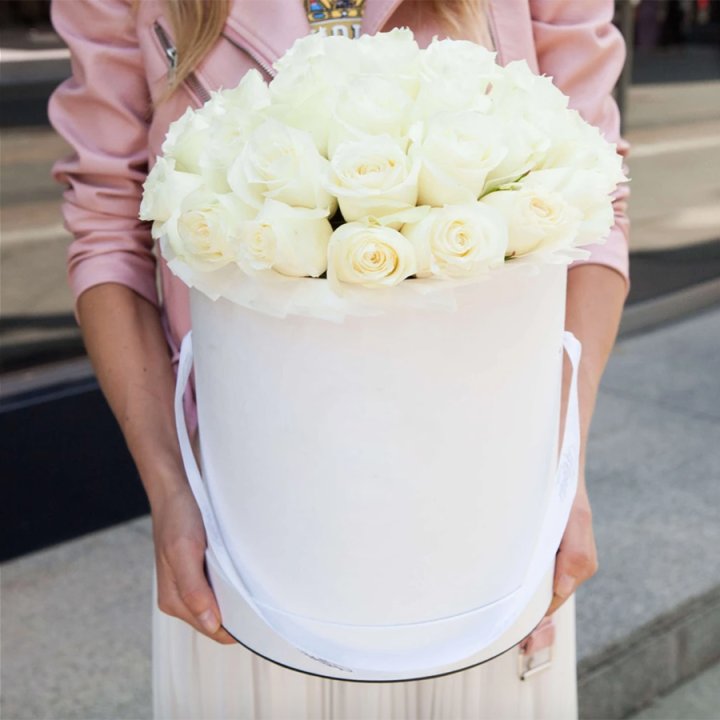 35 белых роз в цилиндре в Орле