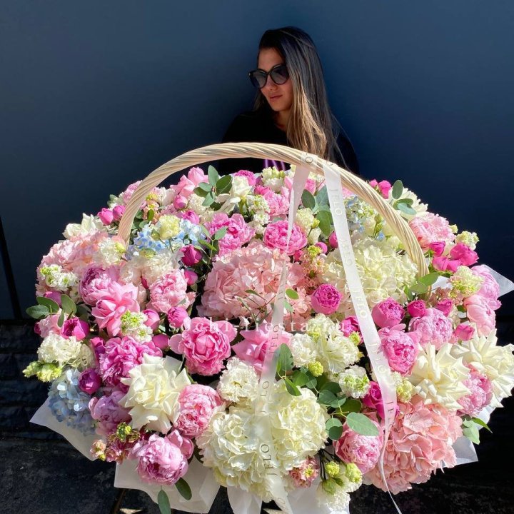 Цветочная корзина из пионов и пионовидных роз "Перфекте" в Орле