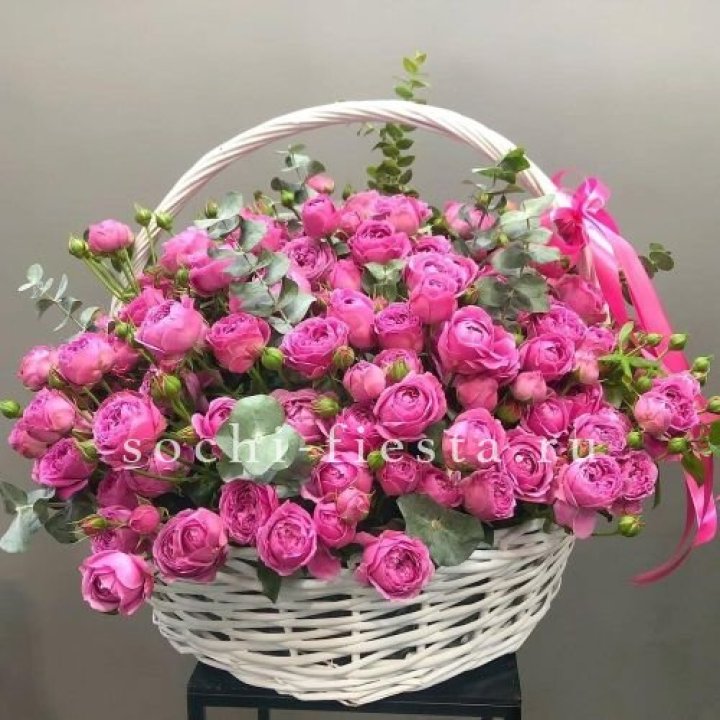 65 пионовидных кустовых роз в корзине в Орле