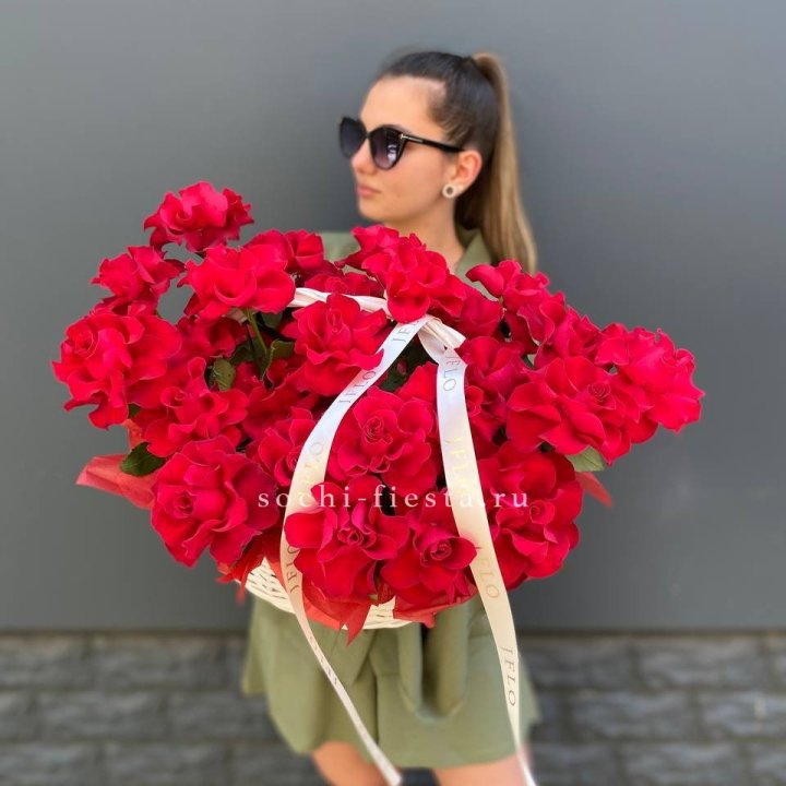 Красные французские розы в корзине в Орле