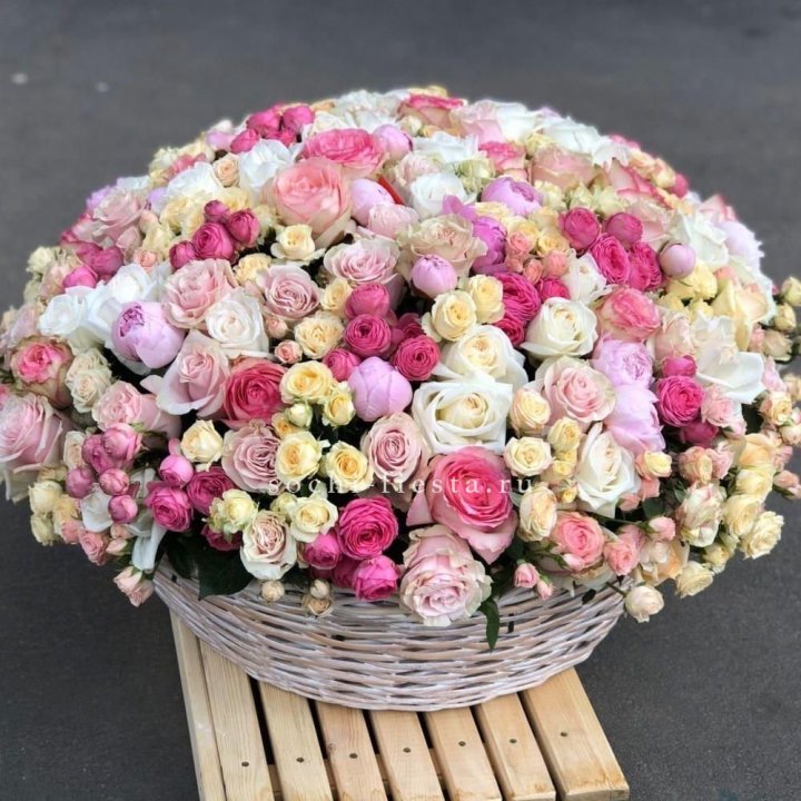 Цветочная корзина из пионов и пионовидных роз "Юниверсити" в Орле