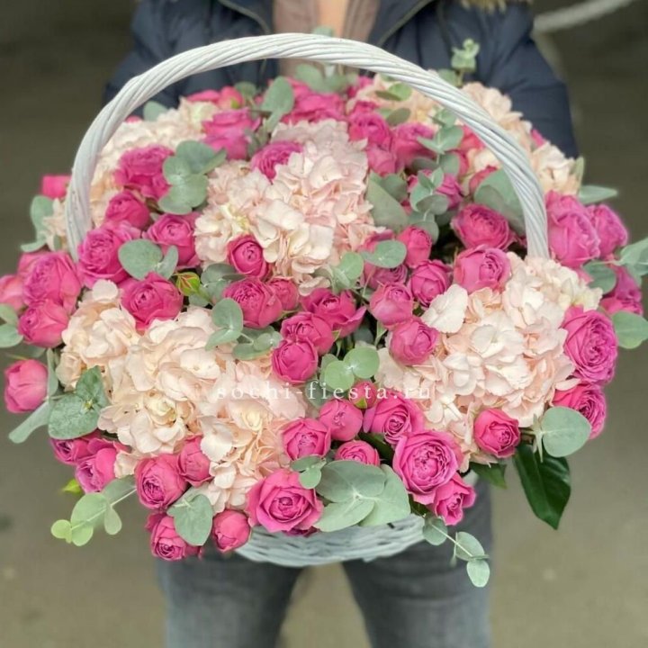 Корзина с гортензией и Мисти Баблс в Орле