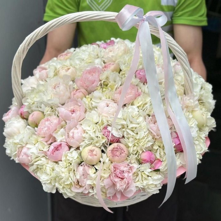 Премиум корзина гортензий и пионов в Орле