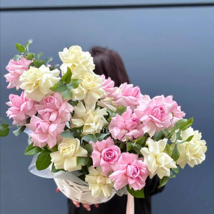 25 Французских роз в корзине в Орле