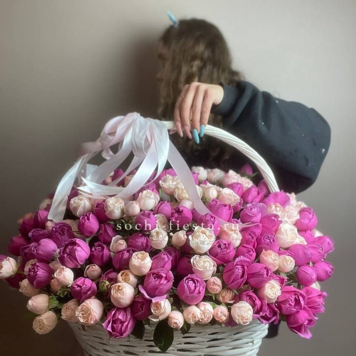 Премиум корзина пионовидных кустовых роз в Орле