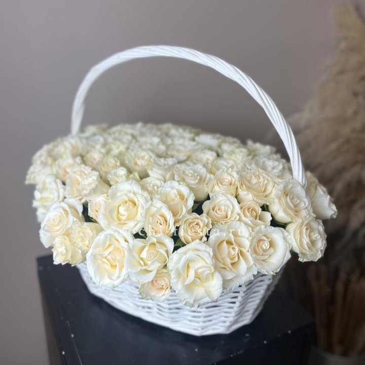 101 белая роза в корзине в Орле