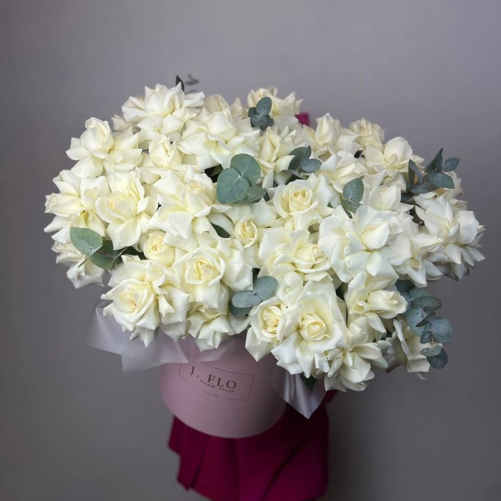 37 белых роз в боксе в Орле