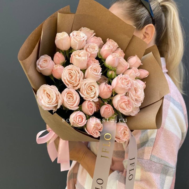 Кустовые розы Бомбастик в крафте в Орле