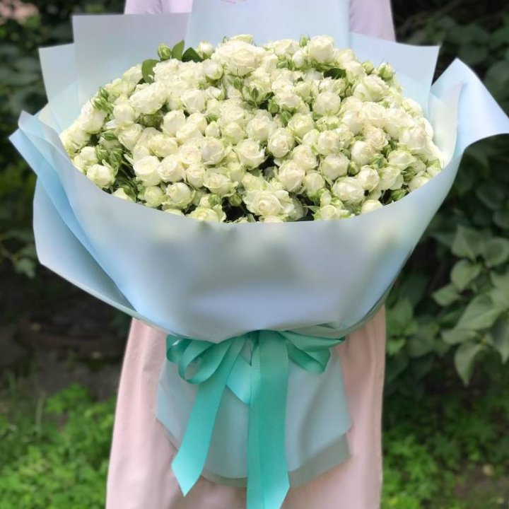 51 белая кустовая роза в Орле