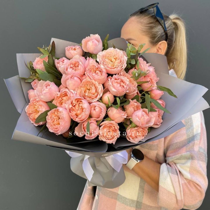 Букет с пионовидными розами "Пивайн" в Орле