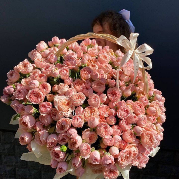 Корзина из пионовидных роз в Орле