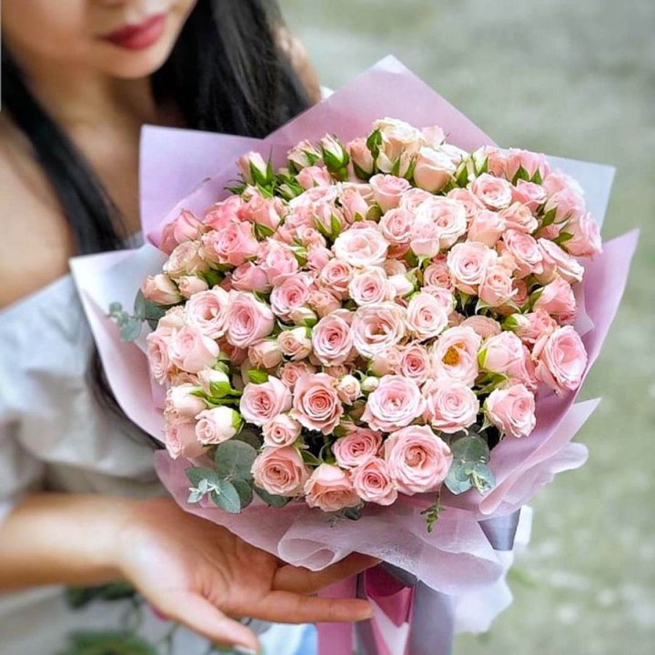 Кустовые розы с эвкалиптом в Орле