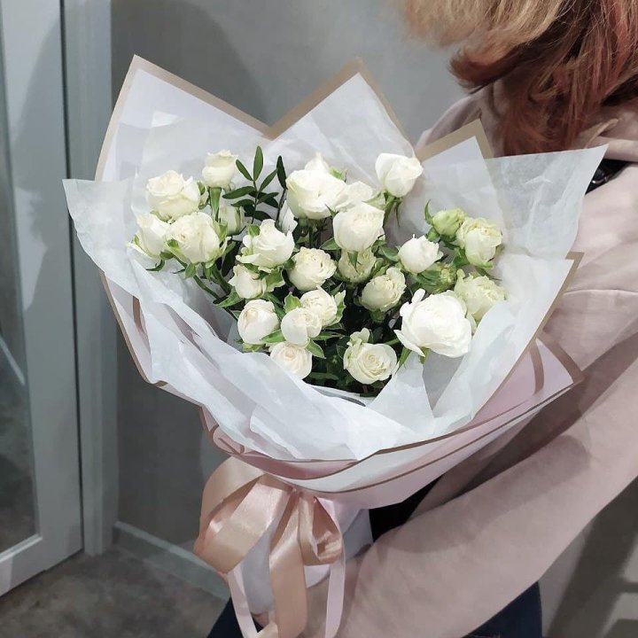 Белоснежные кустовые розы в Орле