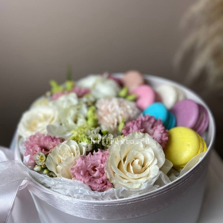 Цветы в цилиндре с макаронс "Прованс" в Орле