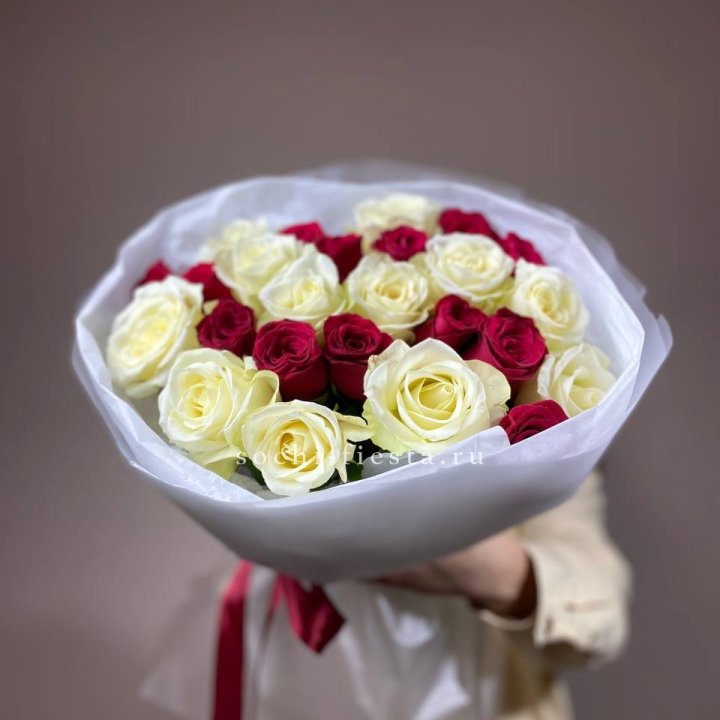 Букет их красных и белых 25 роз в Орле
