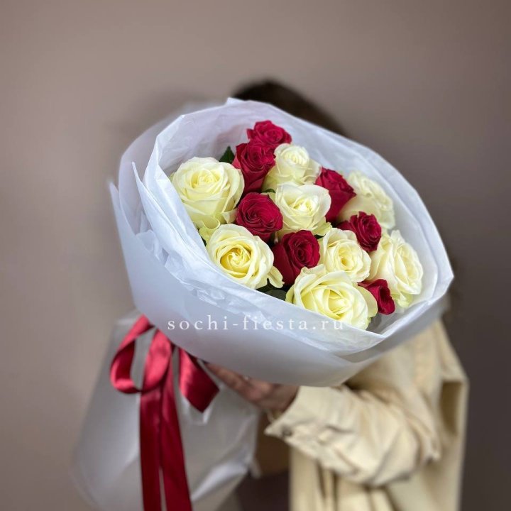 Букет из красных белых 15 роз в Орле