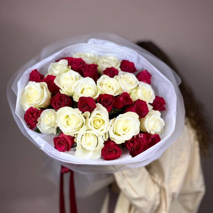 Букет из красных белых 35 роз в Орле