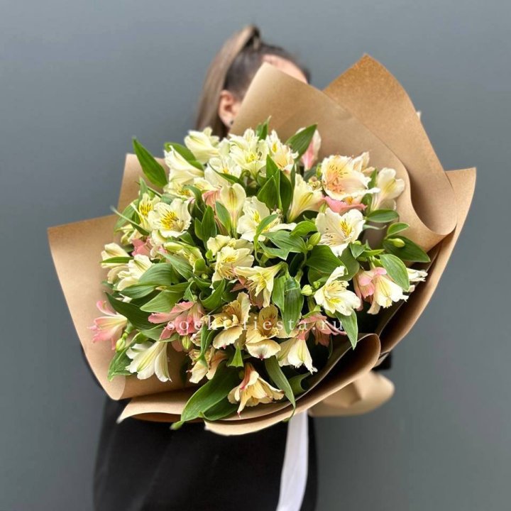 Букет альстромерий в крафте в Орле