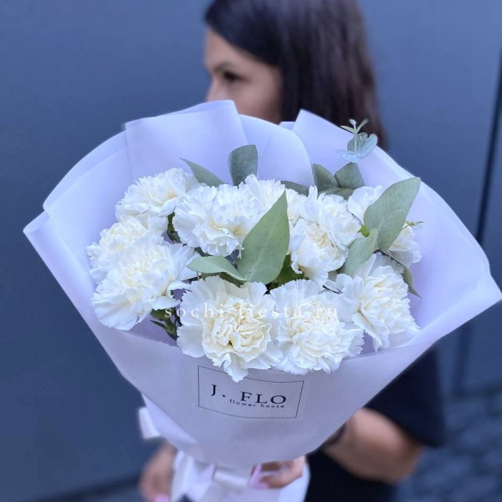 Букет белых диантусов с эвкалиптом в Орле