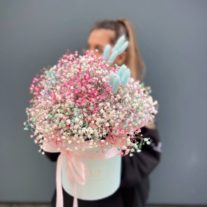 9 Радужных гипсофилы в шляпной коробке в Орле