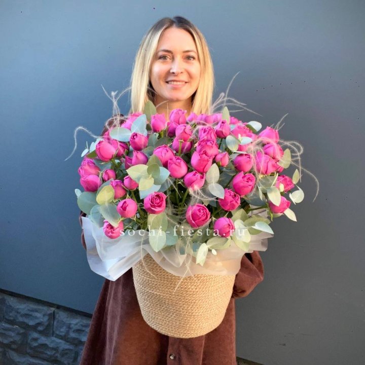 Пионовидные розы  в джутовом кашпо  в Орле