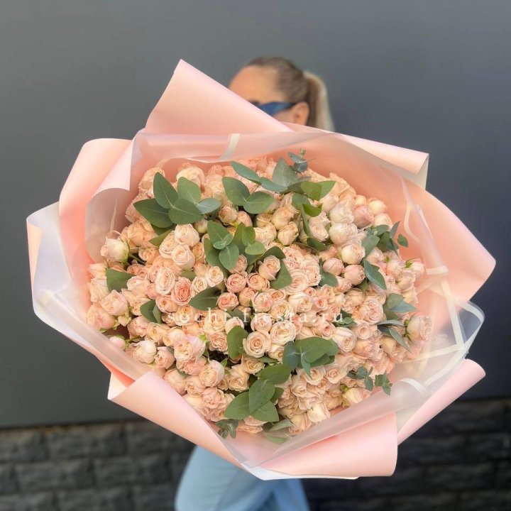 101 кустовая роза с эвкалиптом в Орле