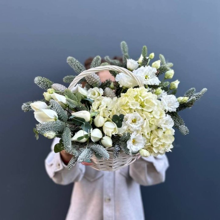 Новогодняя корзина с цветами в Орле