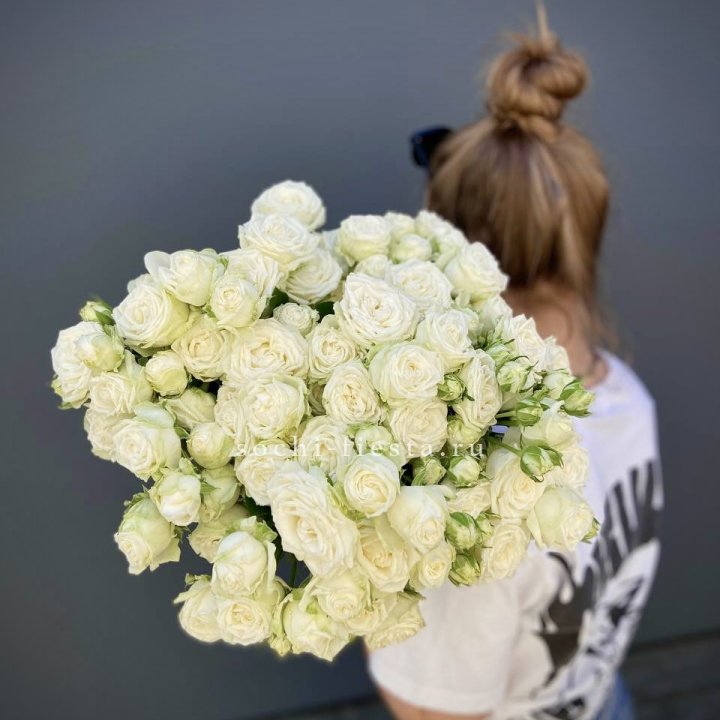 Охапка кустовых роз бомбастик  в Орле