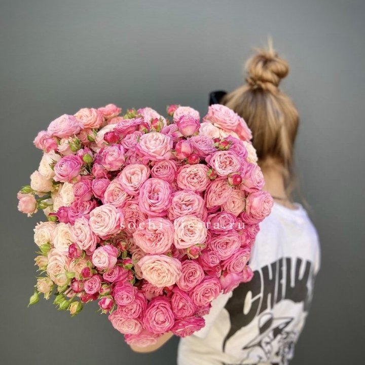 Охапка кустовых роз бомбастик пинк в Орле