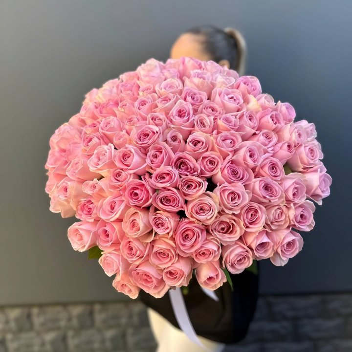 Охапка из 101 розовой розы в Орле