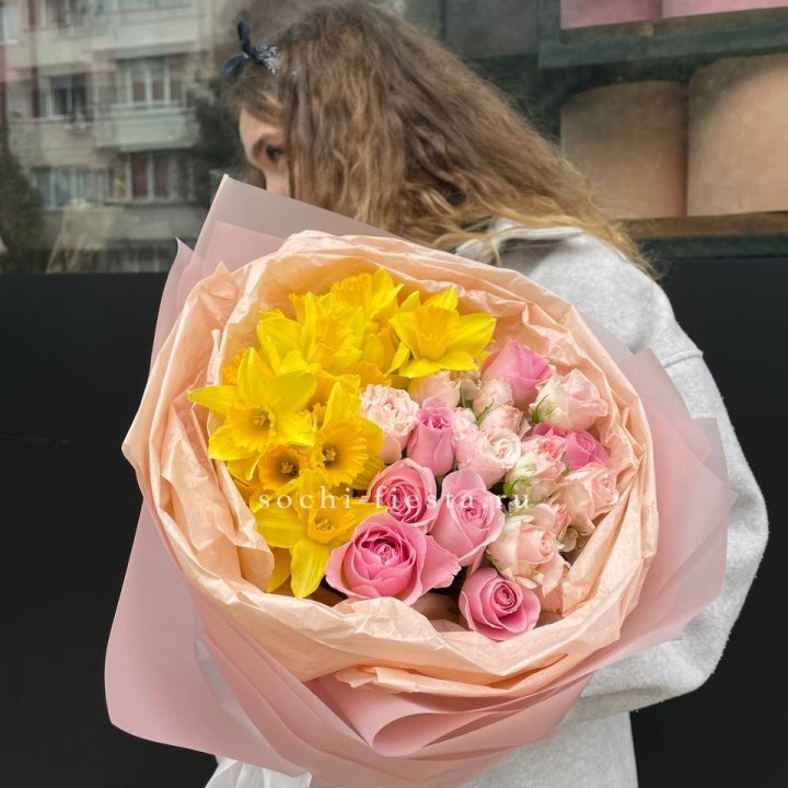 Букет роз и нарциссов в Орле
