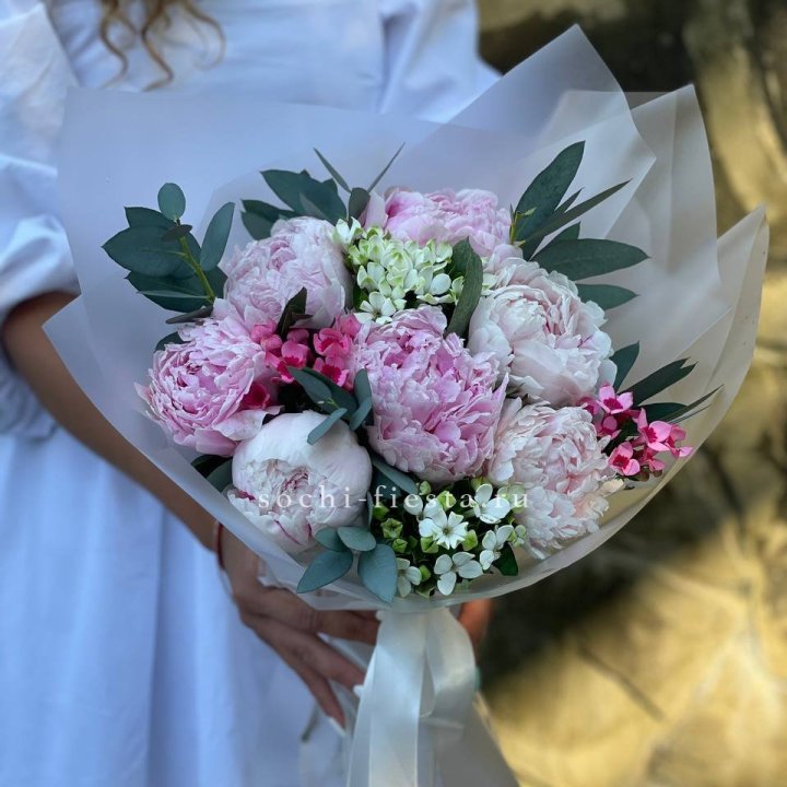 7 зефирных пионов с эвкалиптом в Орле