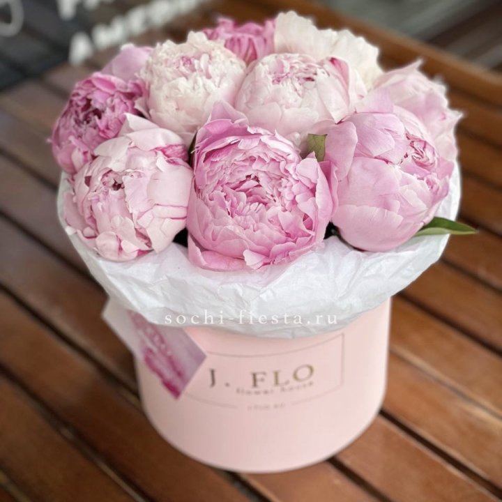 Цилиндр с пионами "Лилу" в Орле