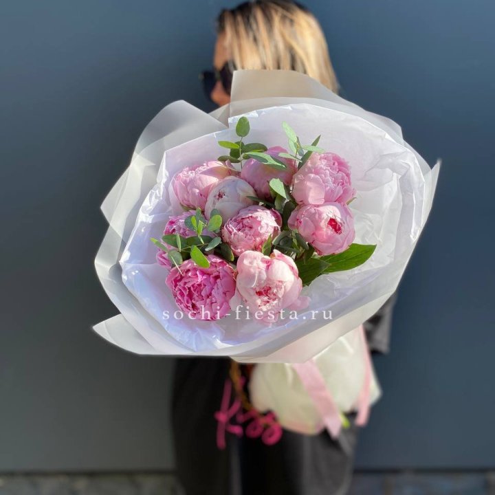 9 пионов с эвкалиптом в Орле