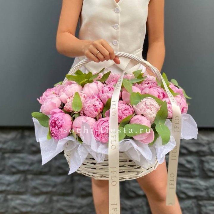 29 пионов в корзине в Орле