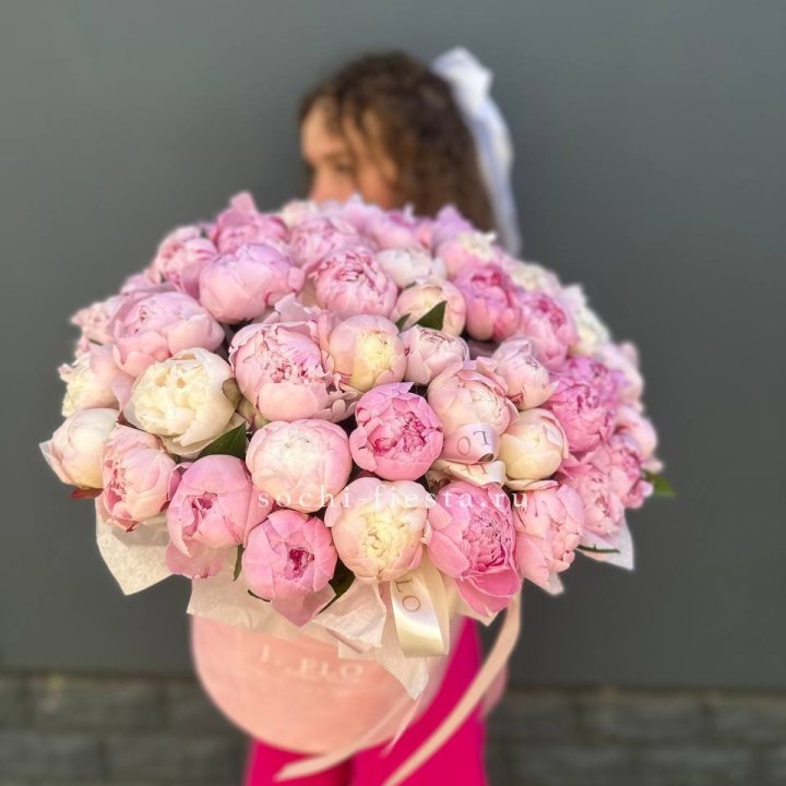 51 нежных пионов  в цилиндре в Орле