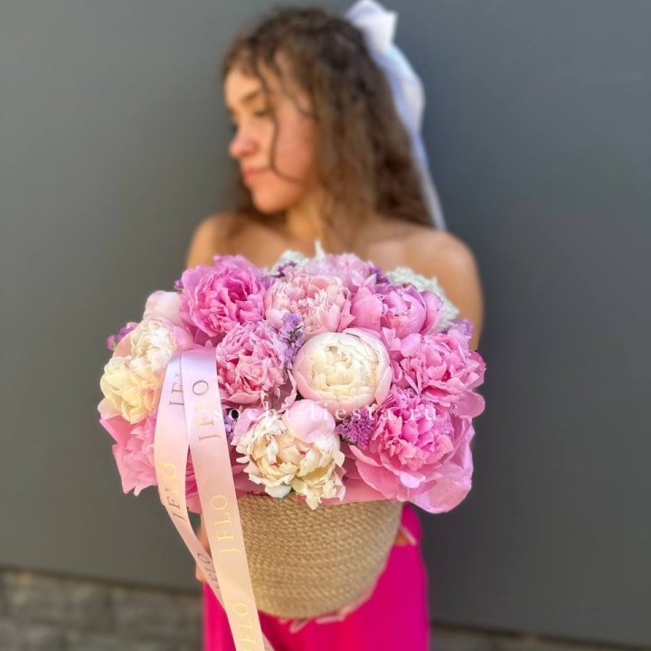 15 пионов в джутовом кашпо в Орле