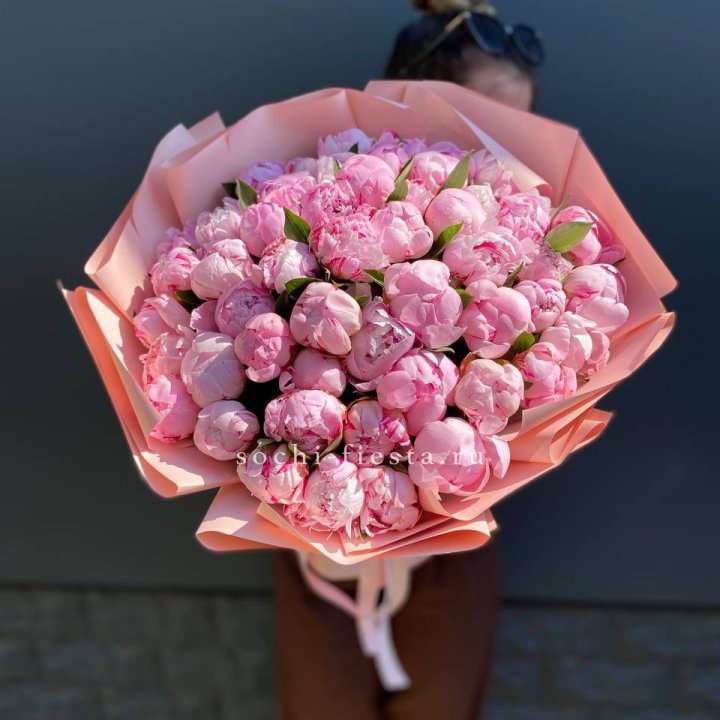 Нежный букет 51 пионов  в Орле
